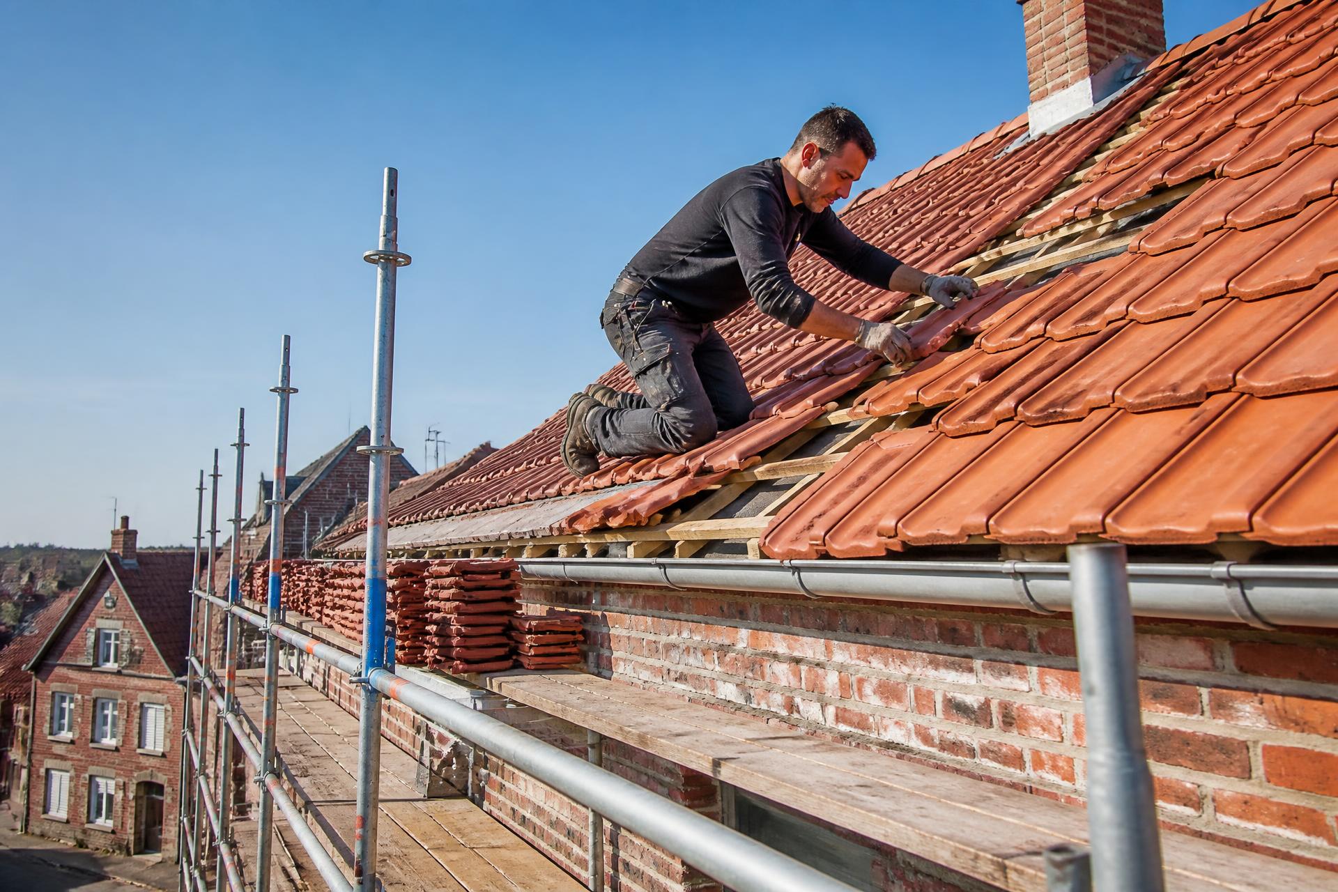 Couvreur ADJ Couverture & Bâti au travail sur une toiture en tuile près de Valenciennes
